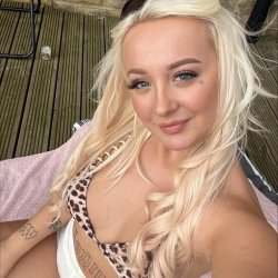 UK chav slut Jodie shows what that mouth can do